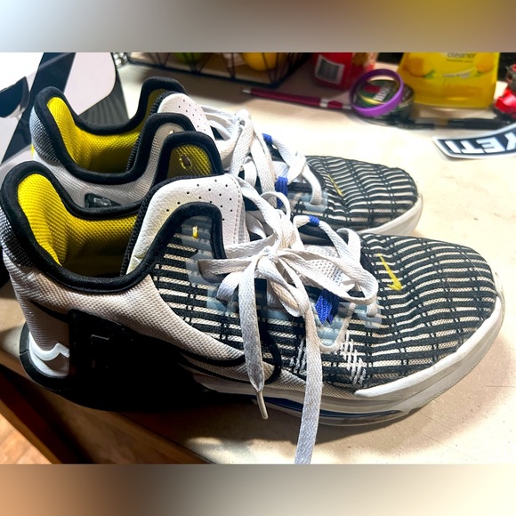 Men’s 8.5 Lebron basketball shoes - Picture 1 of 3